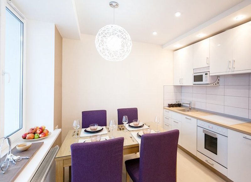 Interior de cocina moderna con encimera de madera.