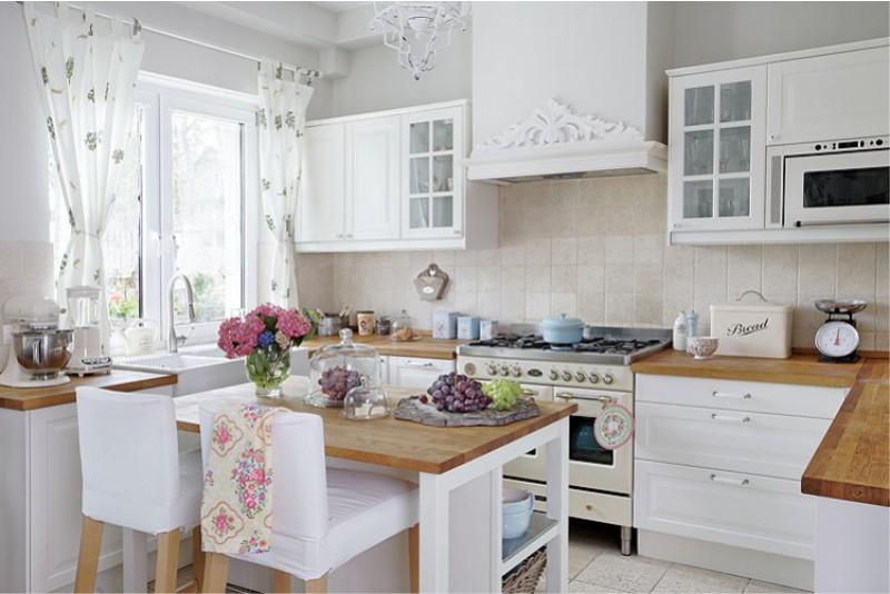 Cocina de estilo provenzal con encimera masiva.