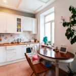 Delantal de cocina en el estilo de mosaico en la cocina con encimera de madera