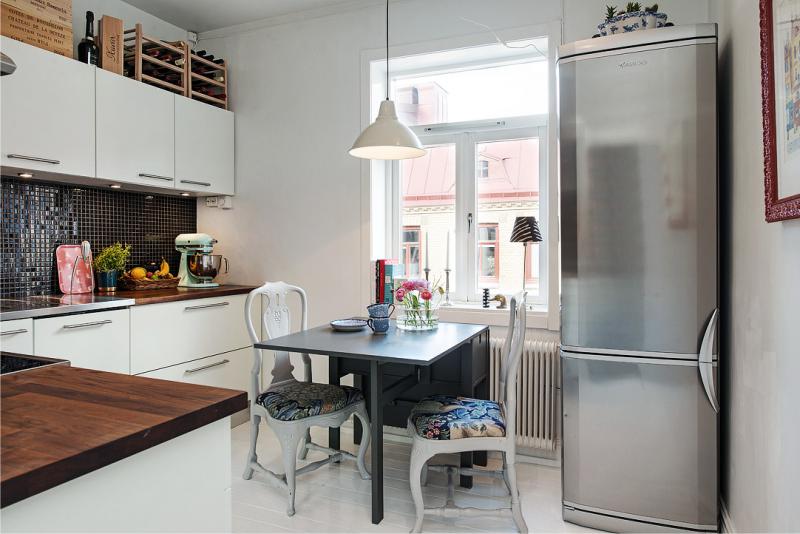 Cocina con mala disposición del frigorífico.
