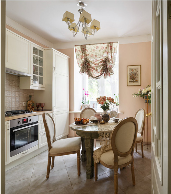 Cocina-comedor en estilo clásico.