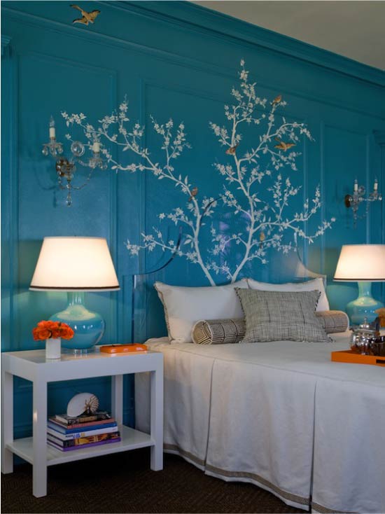 Árbol pintado en la pared y cabecera.