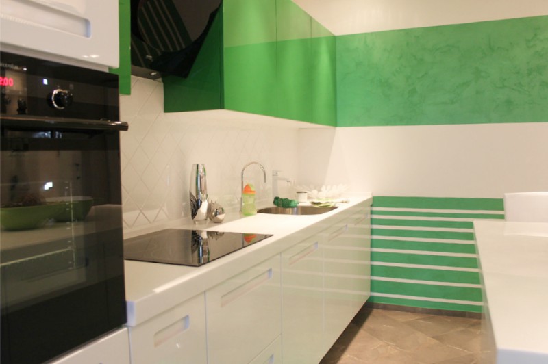 Paredes a rayas en el interior de la cocina.