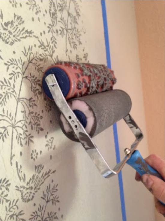 Dibujos en la pared con un sello de rodillo.