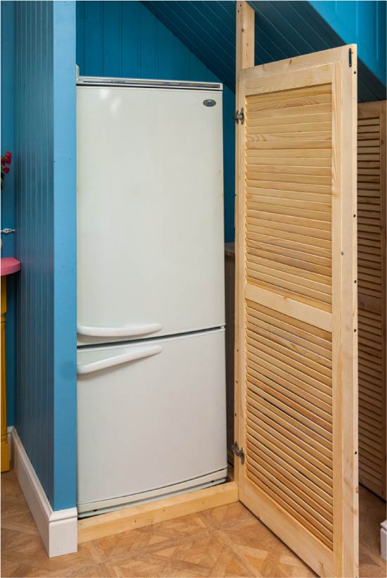 Refrigerador bajo las escaleras.