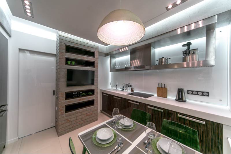 Cozinha com um layout paralelo e uma mesa no centro.