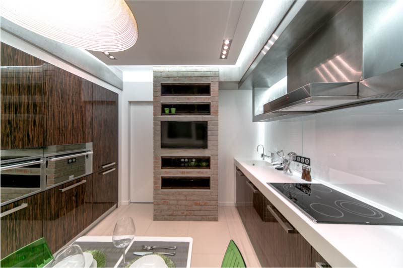 Cozinha com um layout paralelo e uma mesa no centro.