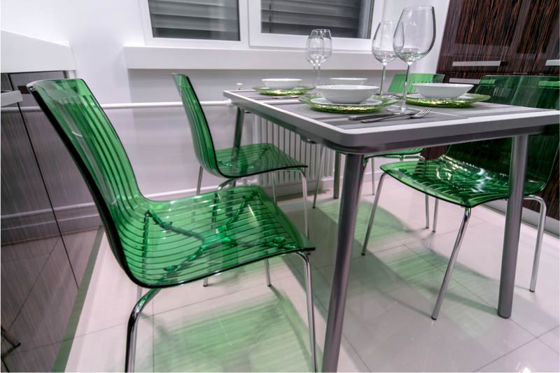 Cozinha com um layout paralelo e uma mesa no centro.