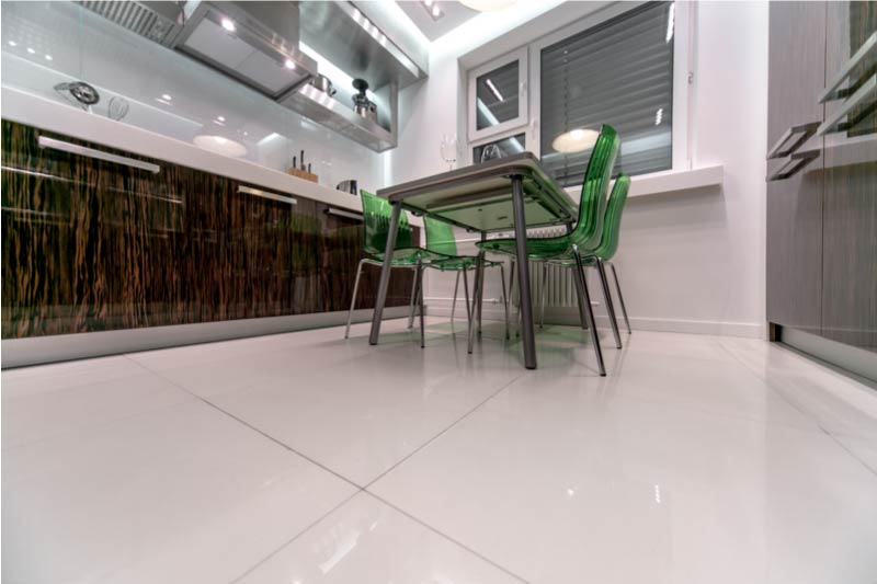 Cozinha com um layout paralelo e uma mesa no centro.