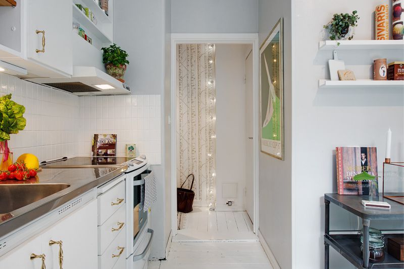 Cozinha com um layout complexo e um conjunto direto