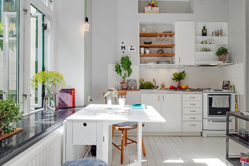 Cozinha com um layout complexo e um conjunto direto