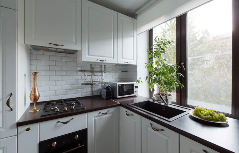 Cozinha linear com peitoril da janela