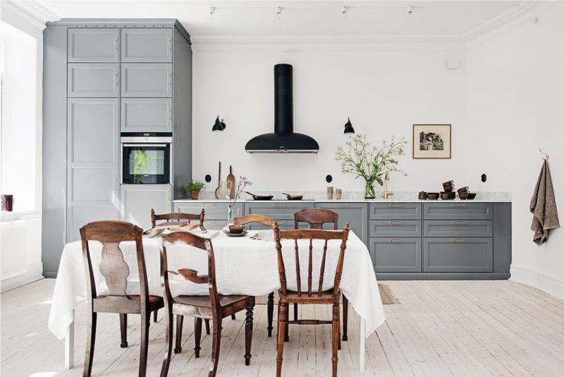 Layout linear de uma grande cozinha