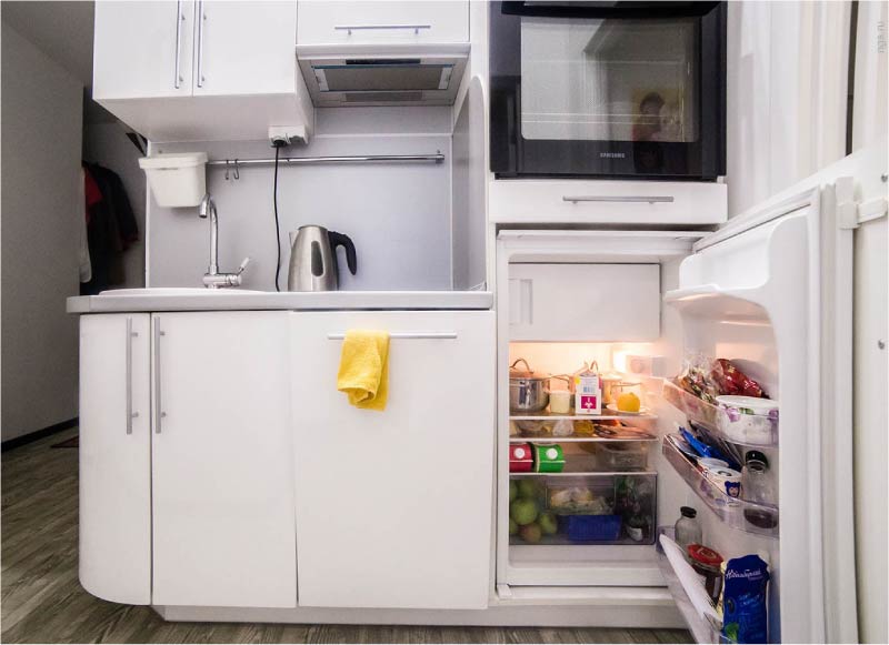 Minigeladeira embutida no interior da cozinha direta