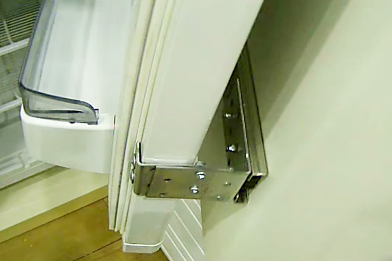 Pintu depan dan peti sejuk dihubungkan oleh dua penjuru