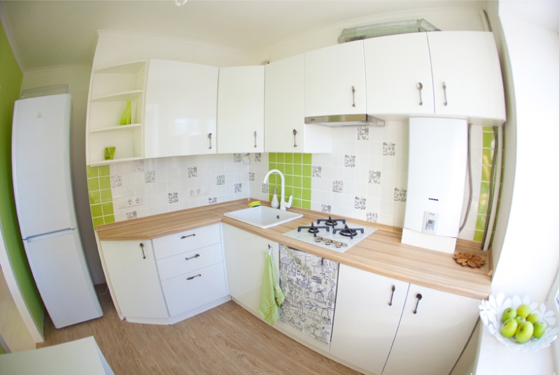 Cocina en Khrushchev con un refrigerador en un nicho