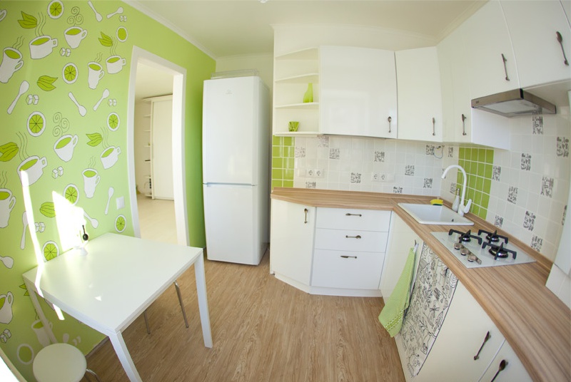Cocina en Khrushchev con un refrigerador en un nicho