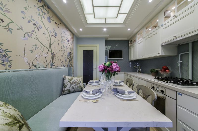 Capucha incorporada en el interior.