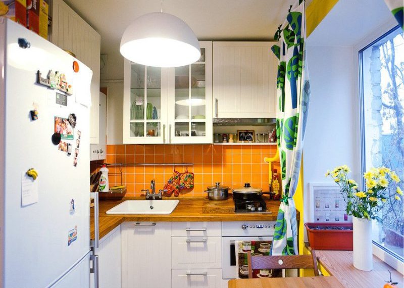 Estufa de gas tipo domino en una pequeña cocina en Khrushchev