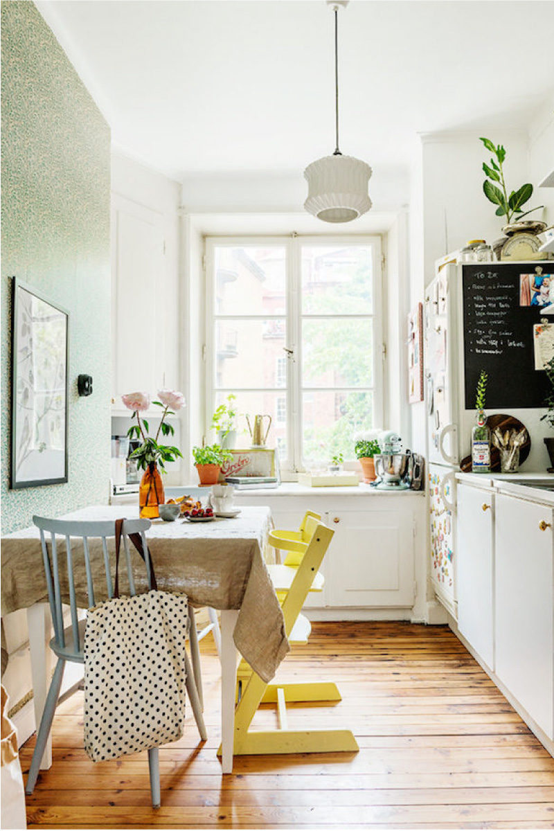 Dapur putih dengan kertas dinding kuning