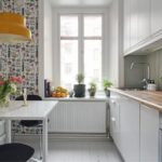 Dapur dengan kertas dinding pada dinding yang sama