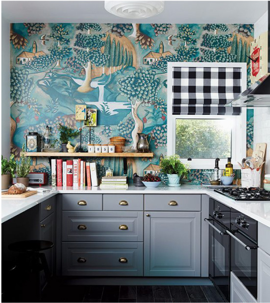 Dapur kelabu dengan kertas dinding turquoise