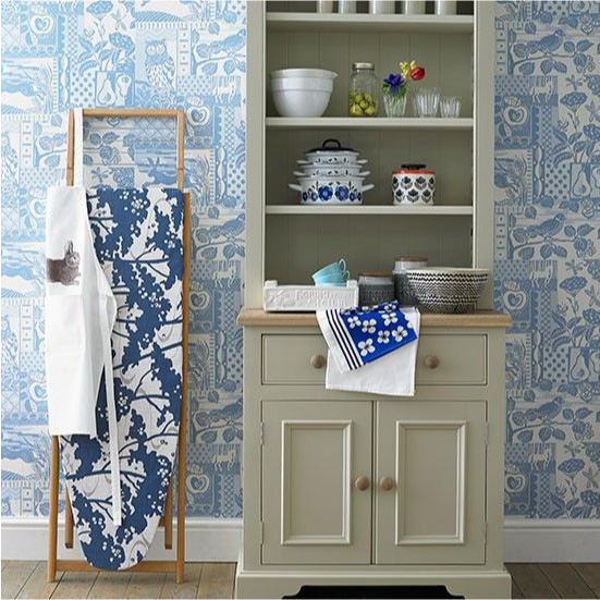 Gabungan perabot beige dengan kertas dinding putih dan biru