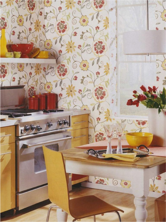 Dapur kuning dengan kertas dinding cetak kuning-merah