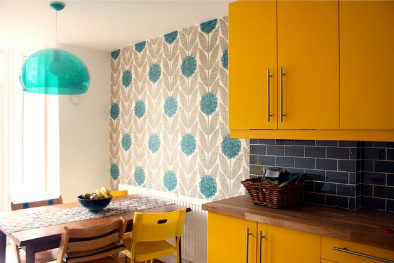 Dapur kuning dengan kertas dinding berwarna kelabu-biru