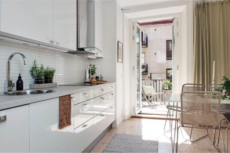 Cocina de estilo escandinavo brillante blanco