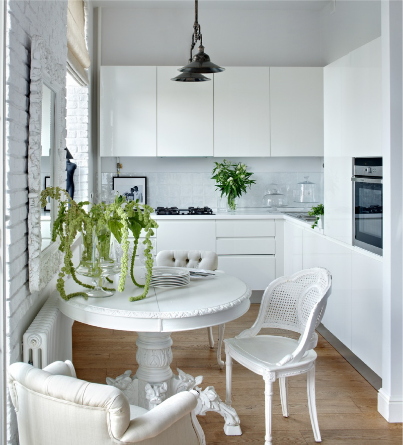 Cocina blanca brillante en stalinka