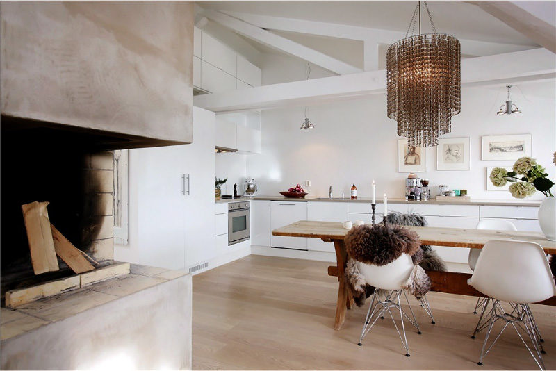 Cocina blanca brillante en estilo ecléctico.
