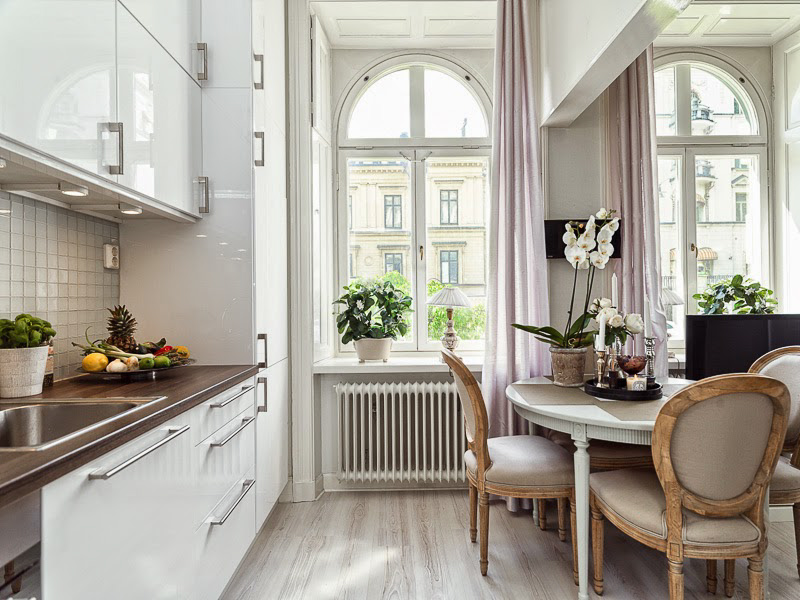 Cocina neoclásica brillante blanca.