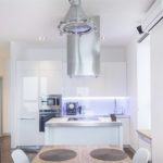Cocina blanca brillante de alta tecnología.