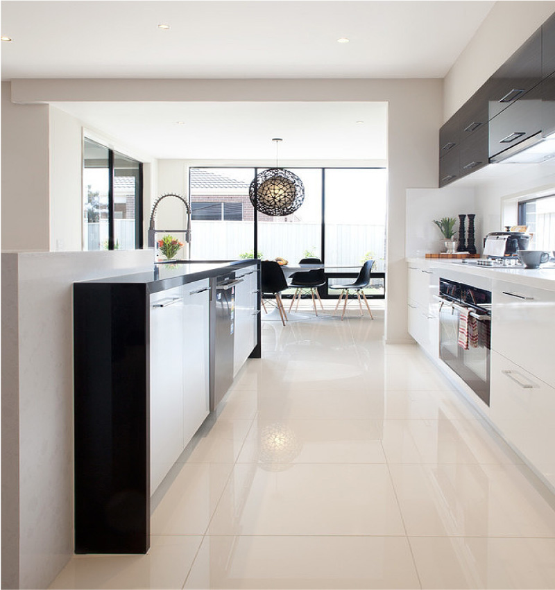 Cocina brillante en blanco y negro