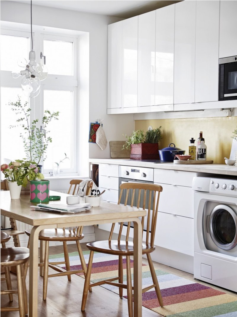 Cocina de estilo escandinavo blanco brillante