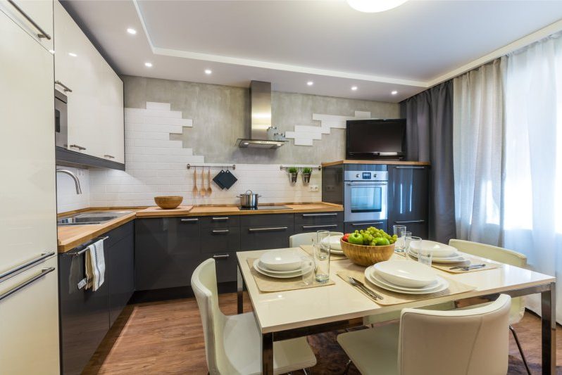 Cocina brillante en el interior de una cocina moderna.