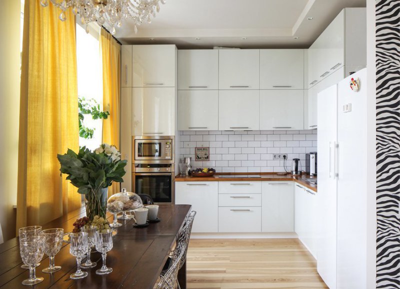 Cocina brillante en el interior.