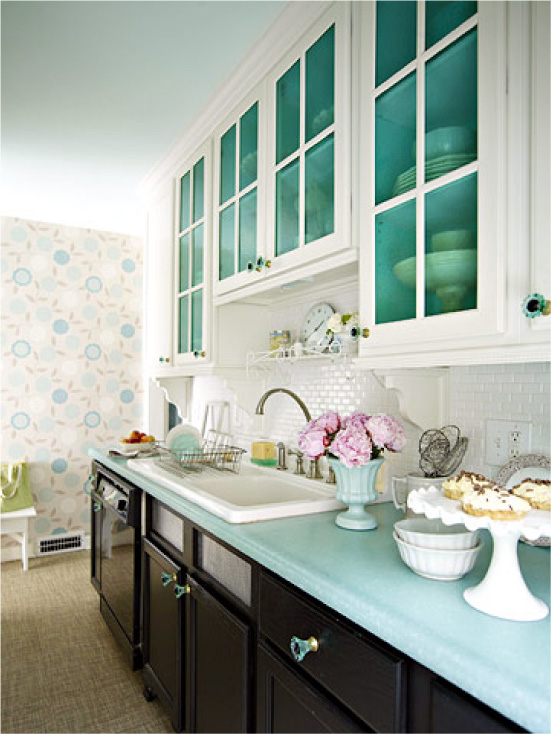Cocina blanca y azul con encimeras azules.