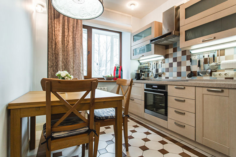 Cocina beige con encimera beige.