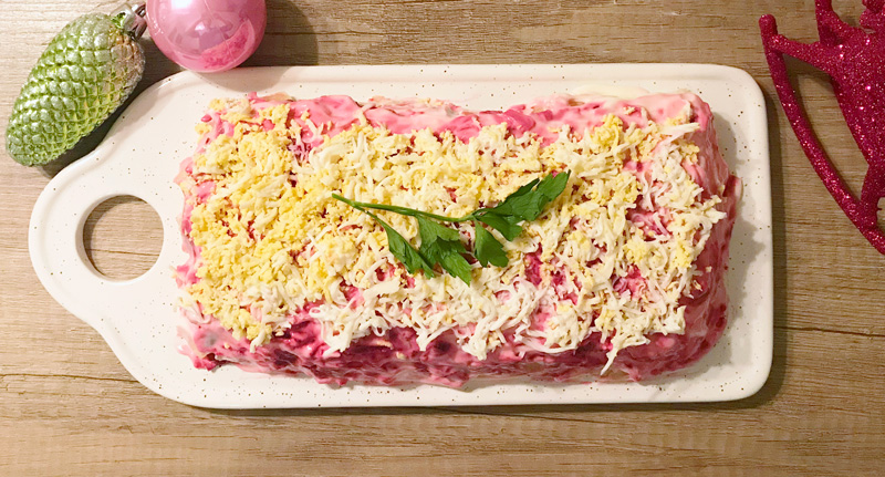 Herring sota un abric de pell en un plat