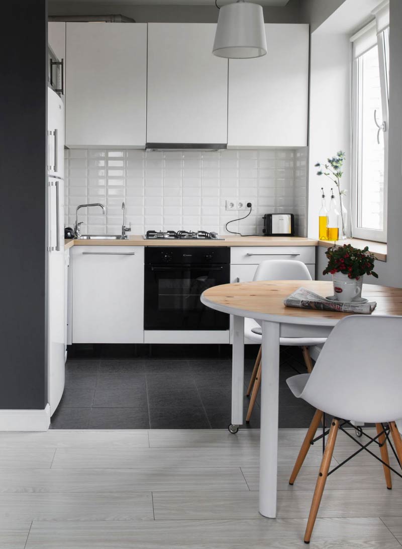 Tablero de mesa para combinar con la mesa del comedor en el interior de la cocina en Khrushchev