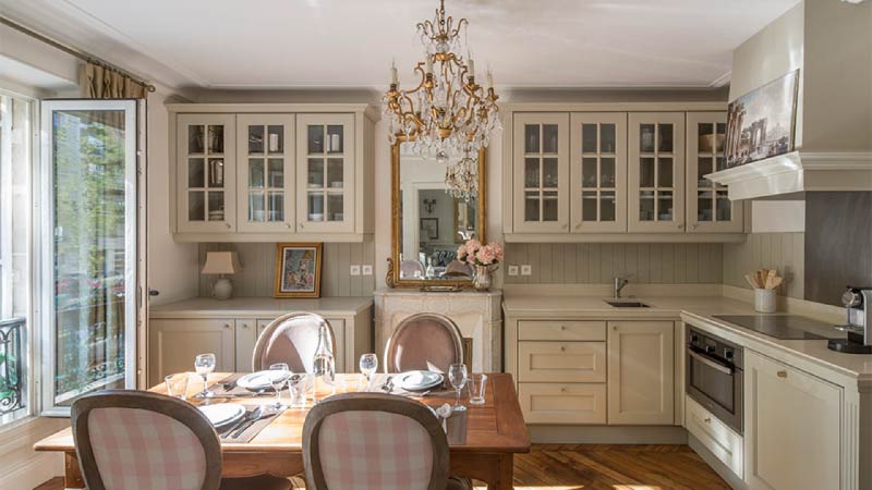 Olive cuisine med gull aksenter
