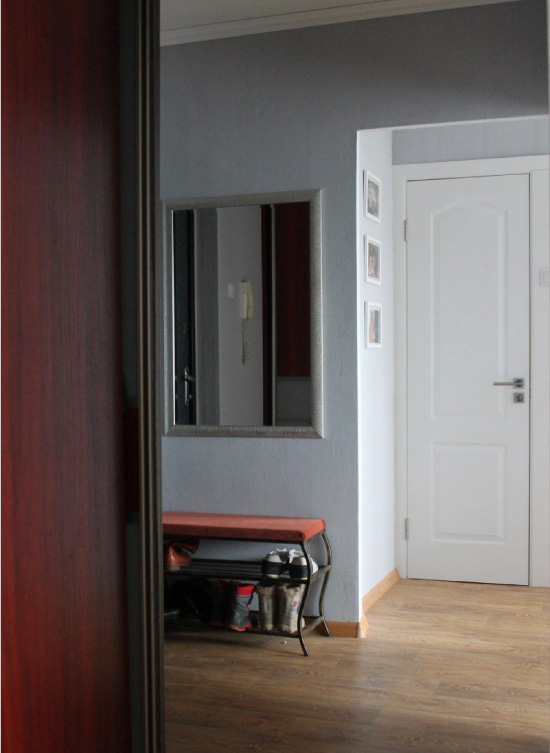 Koridorda zeminin renginde PVC süpürgelik