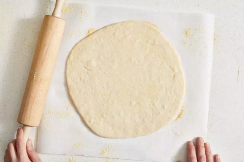 Hengerelt pizza tészta